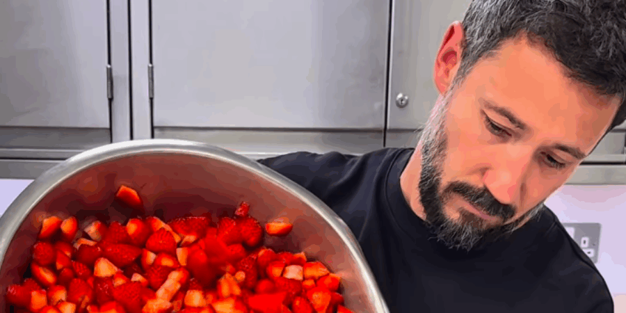 Naprosto dokonalé ovoce ve skutečnosti není ovoce. Mistr ovocných dezertů Cédric Grolet mění zákonitosti cukrařiny