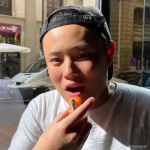 Japonský mistr proměňuje sushi v umění: Jsou libo kultovní jedlé tenisky?