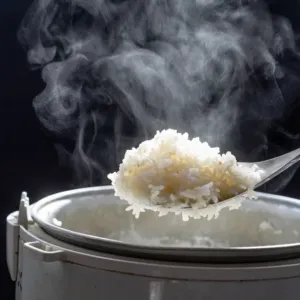 Vodu z rýže nevylévejte: Jednoduchý elixír prospívá pleti, vlasům i trávení