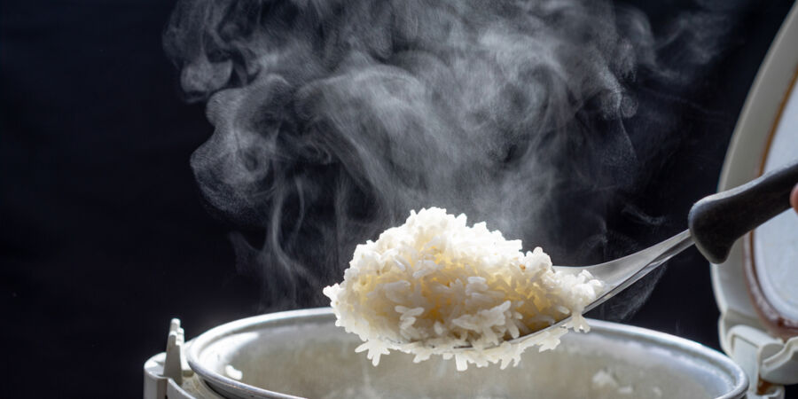 Vodu z rýže nevylévejte: Jednoduchý elixír prospívá pleti, vlasům i trávení