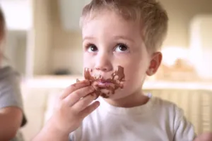 Dětské přejídání i odmítání jídla často neukazují na neposlušnost, ale na skryté psychické problémy