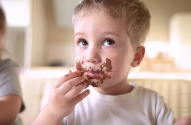 Dětské přejídání i odmítání jídla často neukazují na neposlušnost, ale na skryté psychické problémy