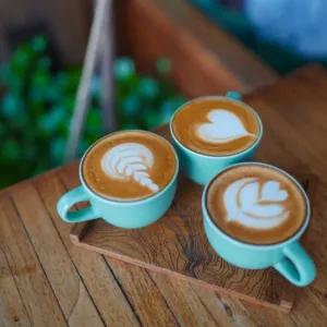 Dnes slaví svůj den cappuccino. Nápoj, který spojil mnišskou kázeň, italskou vášeň a dokonalou pěnu