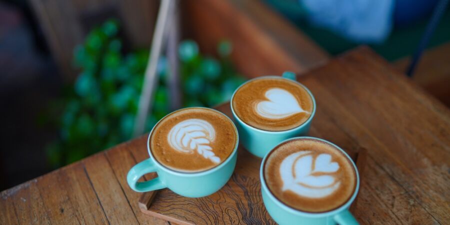 Dnes slaví svůj den cappuccino. Nápoj, který spojil mnišskou kázeň, italskou vášeň a dokonalou pěnu