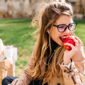 Cola, citrusy a sušené ovoce působí na zuby kyselinami podobně jako drogy: Jak na péči o ústní dutinu?