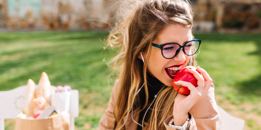 Cola, citrusy a sušené ovoce působí na zuby kyselinami podobně jako drogy: Jak na péči o ústní dutinu?
