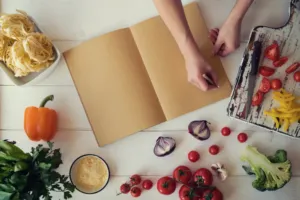 Má ještě kuchařka šanci přežít dobu TikToku, nebo se recepty definitivně přestěhovaly do mobilů?