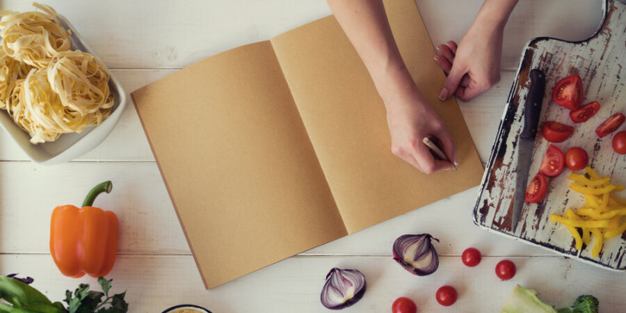 Má ještě kuchařka šanci přežít dobu TikToku, nebo se recepty definitivně přestěhovaly do mobilů?