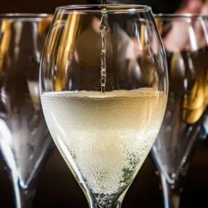 Bublinky s rodokmenem: Proč letos na Silvestra vyměnit šampaňské za moravský sekt?