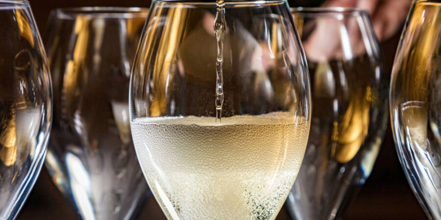 Bublinky s rodokmenem: Proč letos na Silvestra vyměnit šampaňské za moravský sekt?