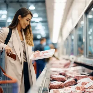 Řízek jako časovaná bomba? Zelené a zapáchající maso není smůla při nákupu, ale porušení zákona