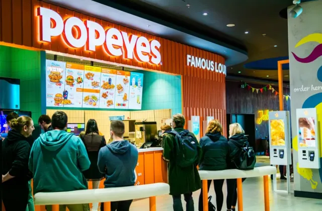 Kuřecí trůn se otřásá? Popeyes přichází ve chvíli, kdy KFC ztrácí důvěru zákazníků