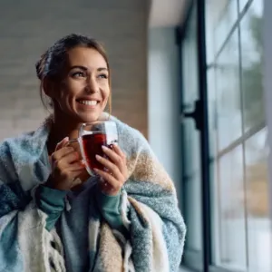 Čajový rituál v prosinci: Proč je hrnek horkého nálevu vaší nejlepší zbraní proti zimnímu splínu
