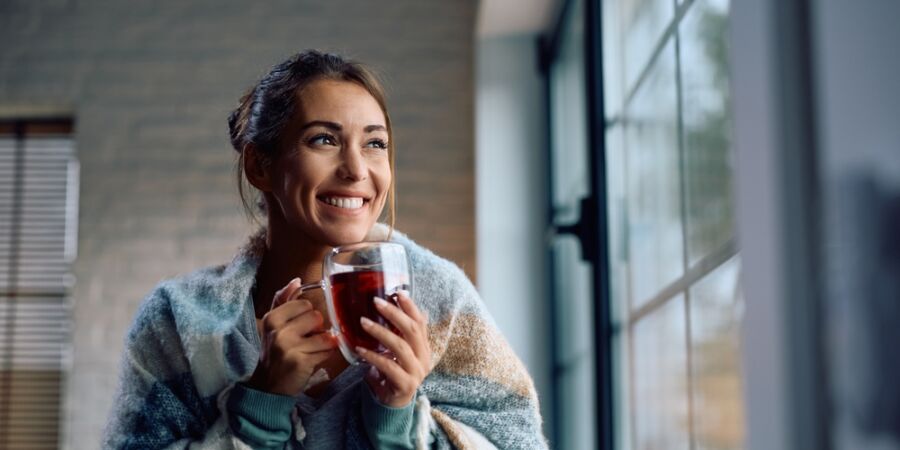 Čajový rituál v prosinci: Proč je hrnek horkého nálevu vaší nejlepší zbraní proti zimnímu splínu