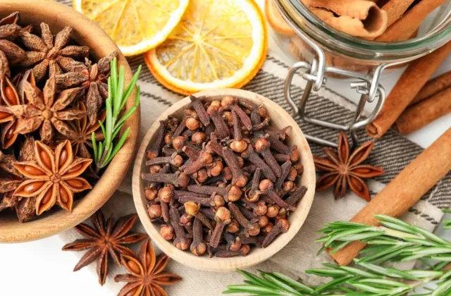 Skořice a hřebíček: Proč vánoční vůně fungují jako neviditelný štít proti bakteriím