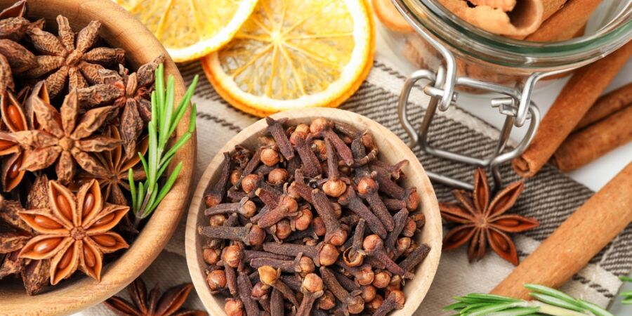 Skořice a hřebíček: Proč vánoční vůně fungují jako neviditelný štít proti bakteriím