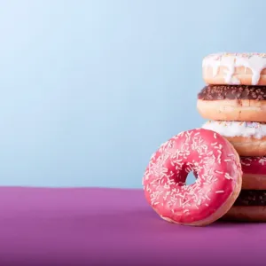 Dnešek patří koblihám: Za války je dobrovolnice smažili pro vojáky přímo v zákopech, dnes se také zdobí zlatem a prodávají i za 45 tisíc