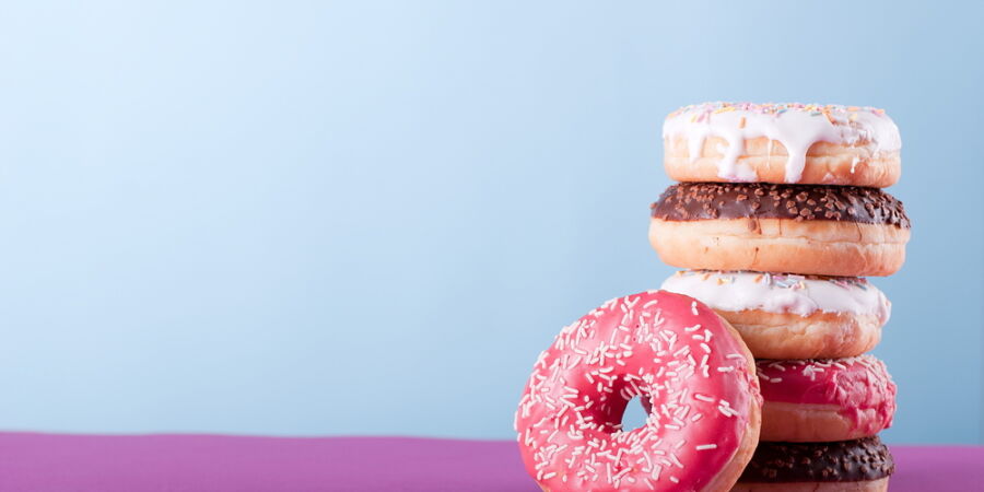 Dnešek patří koblihám: Za války je dobrovolnice smažili pro vojáky přímo v zákopech, dnes se také zdobí zlatem a prodávají i za 45 tisíc