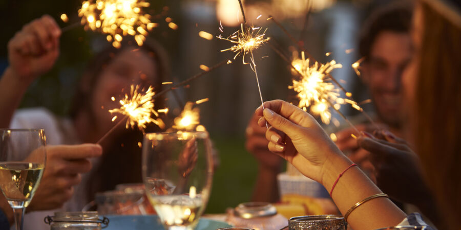 Dneska je Silvestr! Jak se z tichého svátku stal během staletí večer plný chlebíčků a bublinek?
