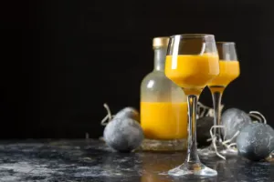 Vaječný koňak vznikl jako léčivý likér středověkých mnichů, dnes je symbolem Vánoc