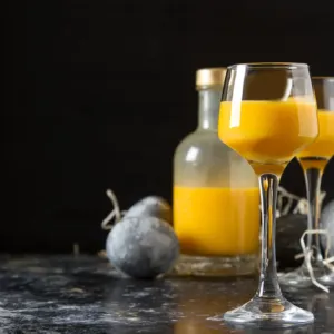 Vaječný koňak vznikl jako léčivý likér středověkých mnichů, dnes je symbolem Vánoc