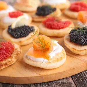 Silvestr s českým rukopisem: Zapomeňte na chlebíčky, vsaďte na moderní finger food podle šéfkuchaře Sapíka