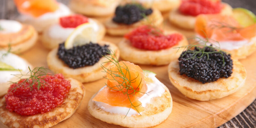 Silvestr s českým rukopisem: Zapomeňte na chlebíčky, vsaďte na moderní finger food podle šéfkuchaře Sapíka