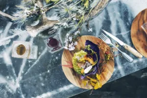 Mrazivá restaurace, která každý rok zmizí: Ve Švédském Laponsku se jí i na talířích z ledu