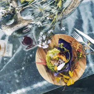 Mrazivá restaurace, která každý rok zmizí: Ve švédském Laponsku se jí i na talířích z ledu