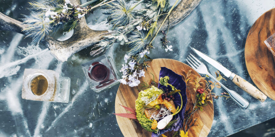 Mrazivá restaurace, která každý rok zmizí: Ve Švédském Laponsku se jí i na talířích z ledu