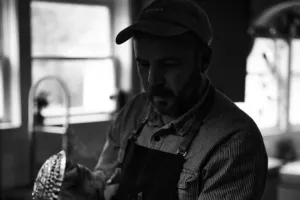 „Zaříkávač zeleniny“ Joshua McFadden a jeho geometrie salátu, který vás konečně zasytí