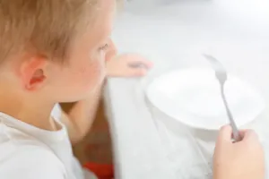 Změny ve školních jídelnách měly děti naučit jíst lépe: Ve skutečnosti však celý den hladoví, ukazuje výzkum