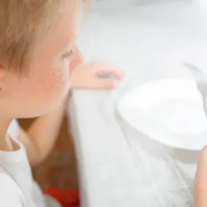 Změny ve školních jídelnách měly děti naučit jíst lépe: Ve skutečnosti však celý den hladoví, ukazuje výzkum