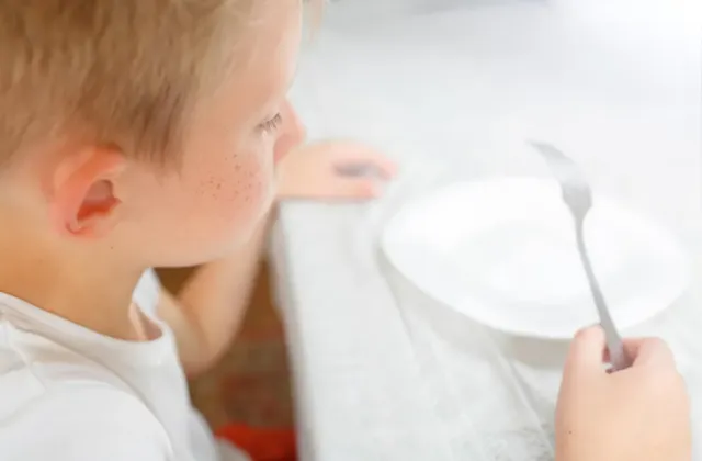 Změny ve školních jídelnách měly děti naučit jíst lépe: Ve skutečnosti však celý den hladoví, ukazuje výzkum