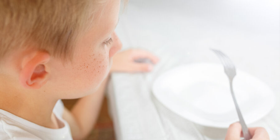 Změny ve školních jídelnách měly děti naučit jíst lépe: Ve skutečnosti však celý den hladoví, ukazuje výzkum