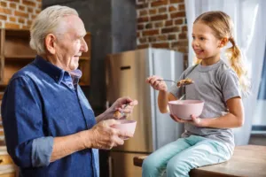 Rodinné recepty nejsou svaté písmo: Proč může stejný jídelníček jednomu dítěti prospívat a druhému škodit?