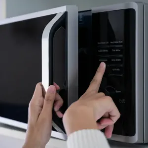 Mikrovlnná trouba: Jak roztavená čokoláda v kapse změnila moderní kuchyni