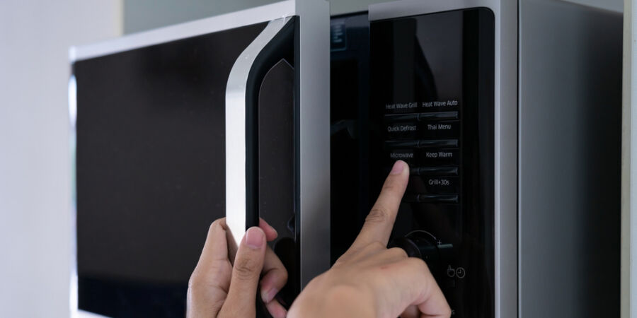 Mikrovlnná trouba: Jak roztavená čokoláda v kapse změnila moderní kuchyni