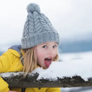 Zima je konečně tady! Rampouch však není lízátko a ochutnávání sněhu se může vymstít