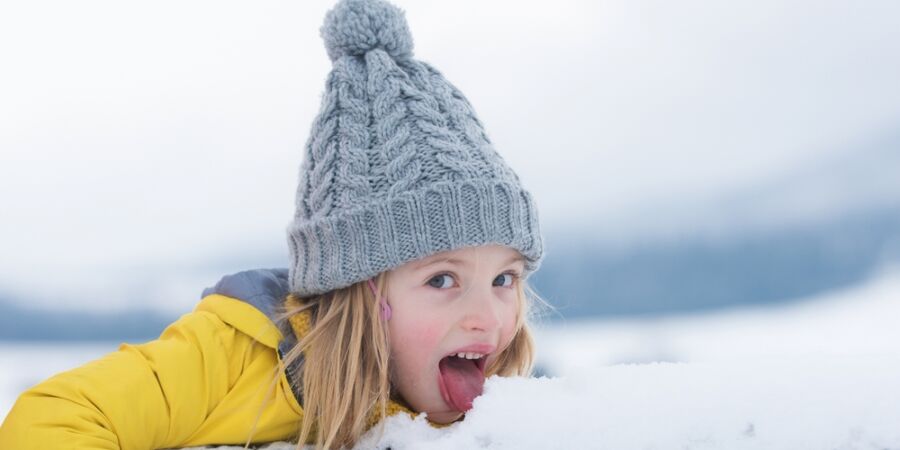Zima je konečně tady! Rampouch však není lízátko a ochutnávání sněhu se může vymstít