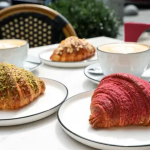 Na croissant dnes máte oficiální povolenku: Tady jsou recepty, které z něj udělají hvězdu stolu