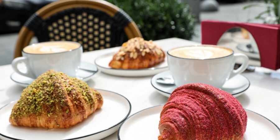 Na croissant dnes máte oficiální záminku: Tady jsou recepty, které z něj udělají hvězdu stolu