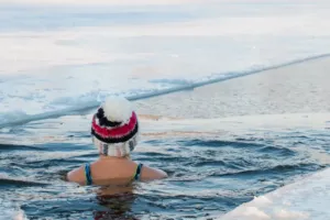 Síla ledové vody a princip hormeze: Jak chlad v zimě mění váš tuk na palivo?