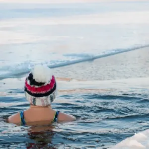 Síla ledové vody a princip hormeze: Jak chlad v zimě mění váš tuk na palivo?