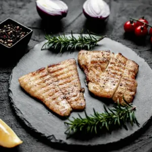 Systematické falšování hmotnosti ryb: Jak laboratorní testy odhalily miliardový byznys s vodou a proč oblíbený pangasius opět selhal