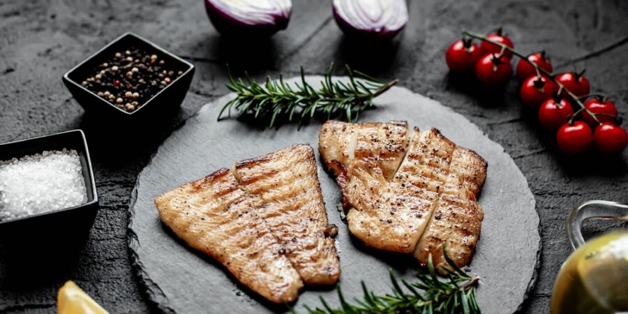 Systematické falšování hmotnosti ryb: Jak laboratorní testy odhalily miliardový byznys s vodou a proč oblíbený pangasius opět selhal