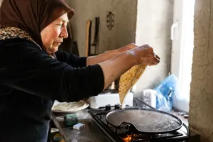 Hlína jako hlavní ingredience? Na íránském ostrově Hormuz se z mineralizované červené půdy vaří omáčky i peče chléb