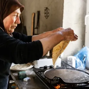 Hlína jako hlavní ingredience? Na íránském ostrově Hormuz se z mineralizované červené půdy vaří omáčky i peče chléb