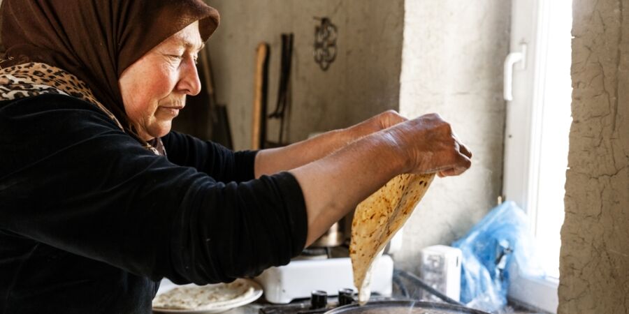 Hlína jako hlavní ingredience? Na íránském ostrově Hormuz se z mineralizované červené půdy vaří omáčky i peče chléb