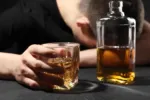 Co alkohol skutečně dělá s naší psychikou a proč je „sklenička na uklidnění“ vždy kontraproduktivní?